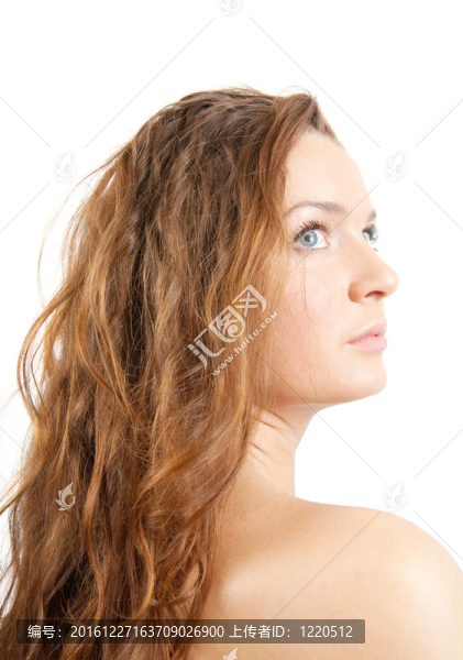 長(zhǎng)發(fā)女孩頭頂白色