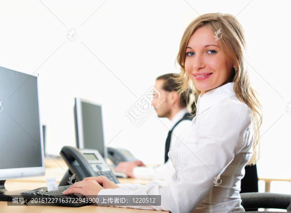 他辦公室里的小女孩