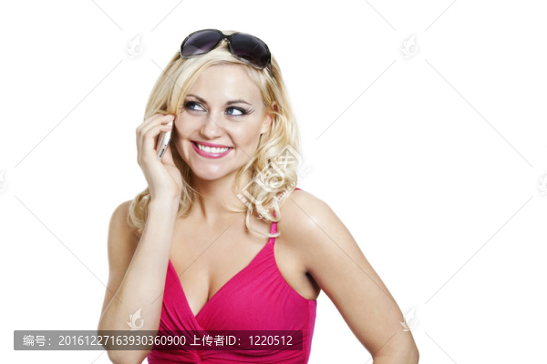 帶手機(jī)的年輕女子微笑