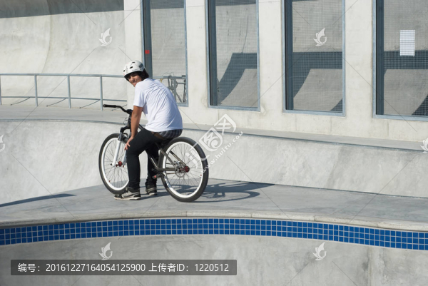 在滑板公園的少年