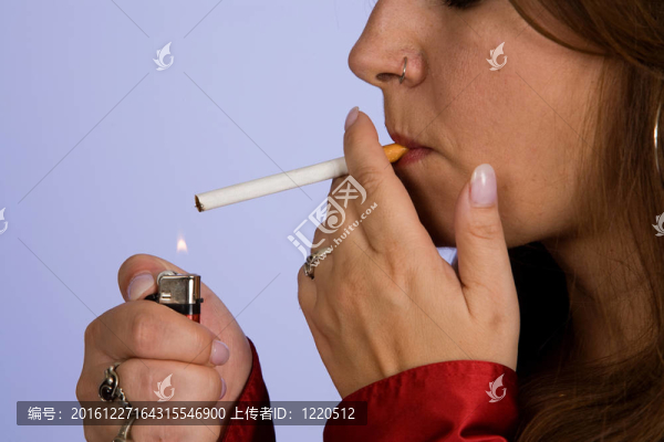 點燃香煙的女人