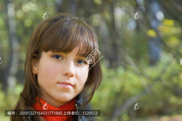 秋天公園的女孩
