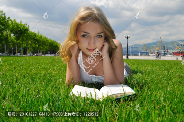 女孩閱讀戶外