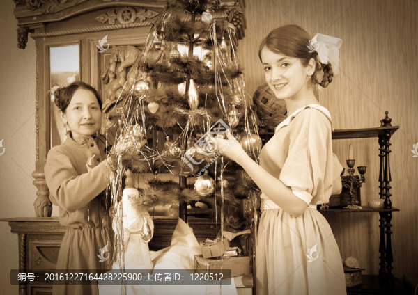 舊貨照片的女兒與母親裝飾圣誕樹(shù)在家里