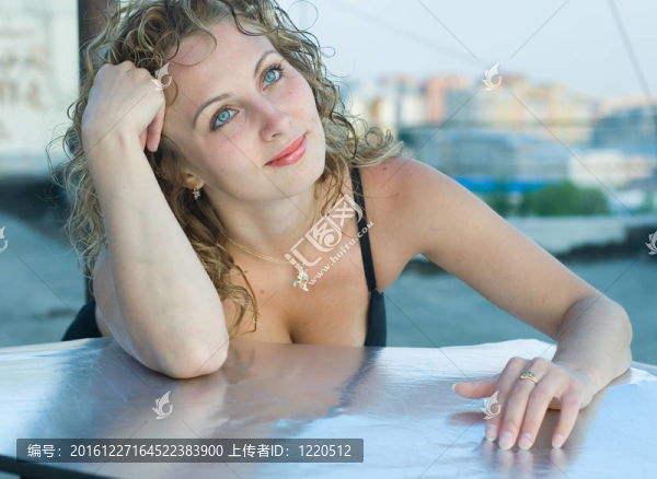 屋頂上的年輕女人