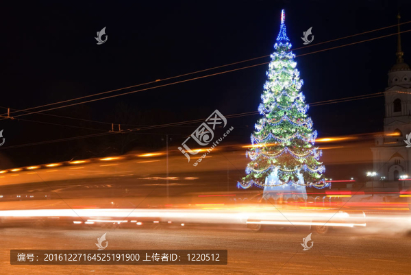 夜間道路對(duì)照明圣誕樹(shù)