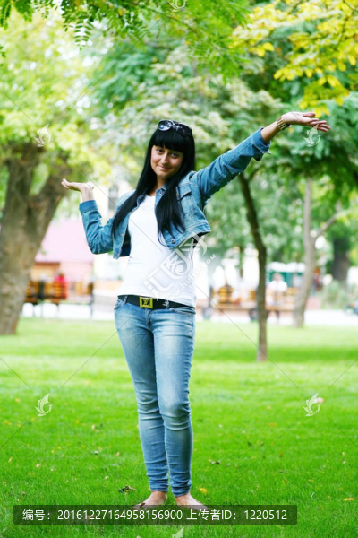 公園里的女孩