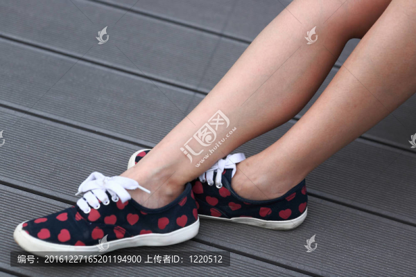 年輕的女人的腿