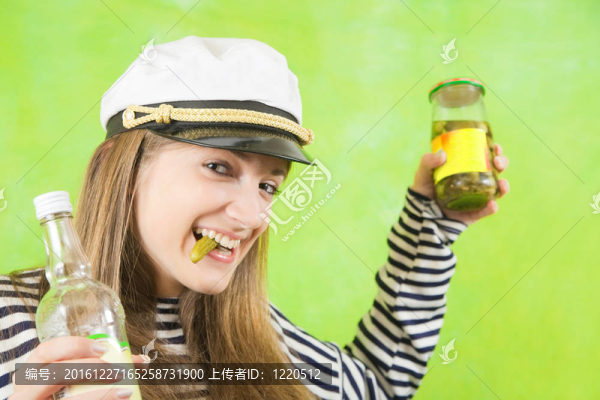 女水手帶瓶伏特加和泡菜