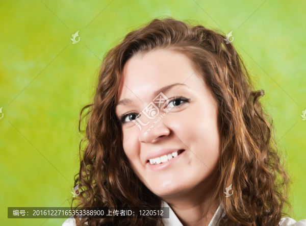 綠色背景的女孩