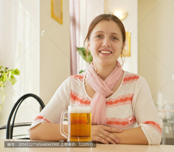 喝啤酒的女孩