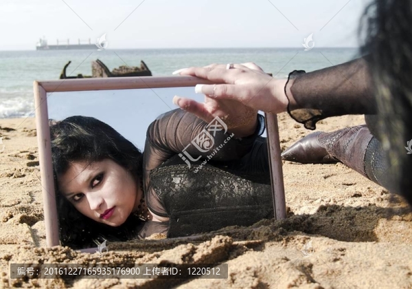 哥特式的年輕女子冒充戶外在瓦爾帕萊索海岸