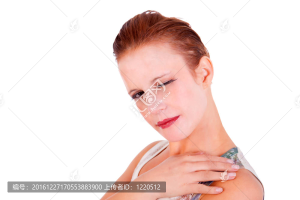 美麗和快樂的中年婦女；展望相機眨眼；孤立在白色背景；工作室拍攝