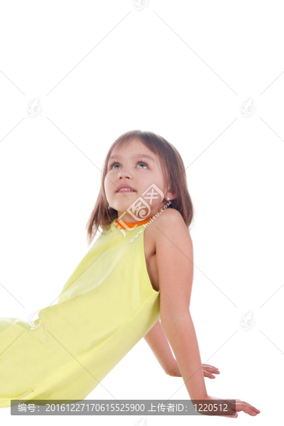 孩子；坐在那里的女孩。