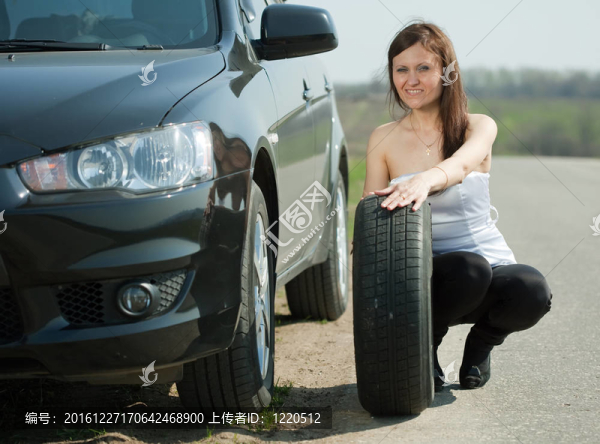 女子換車輪
