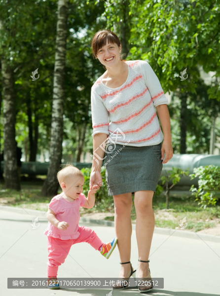 母親與快樂的幼兒