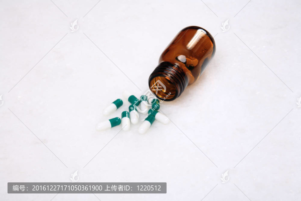 藥瓶倒出的藥丸