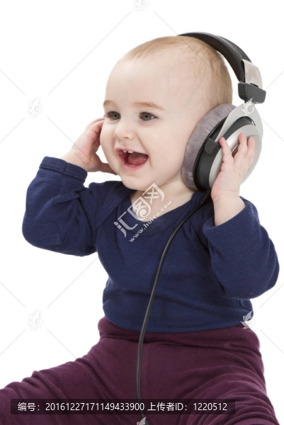小孩用耳朵聽音樂