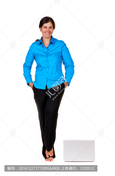快樂的女人與筆記本電腦