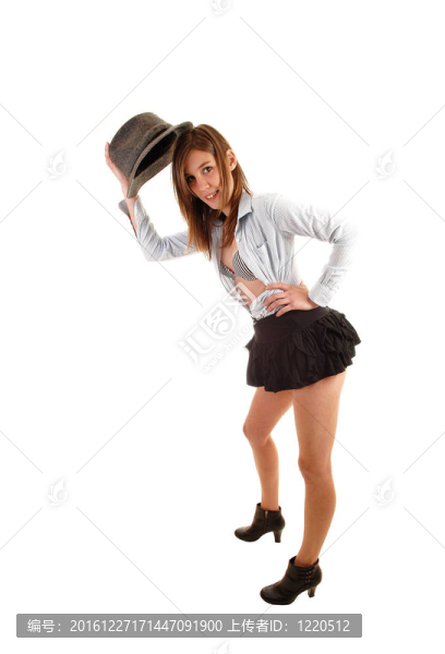 戴帽子的年輕女子。