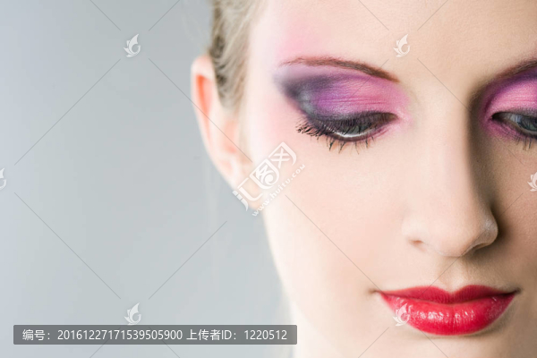 五顏六色的化妝。
