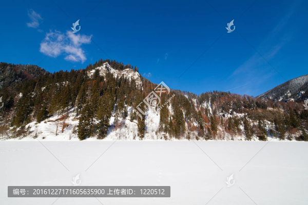 凍結(jié)湖泊和山脈