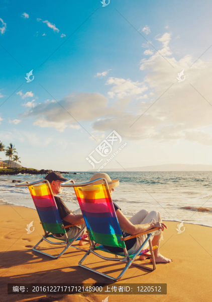 快樂的浪漫情侶在海灘上享受美麗的日落