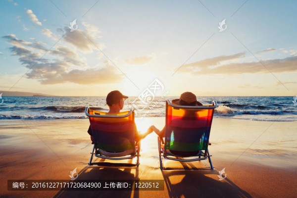 快樂的浪漫情侶在海灘上享受美麗的日落