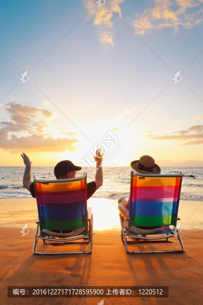 快樂的浪漫情侶在海灘上享受美麗的日落