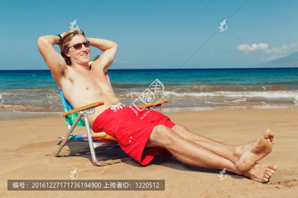 在海灘上放松