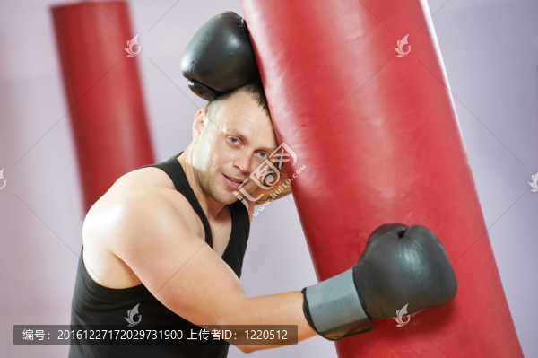 拳擊男子重磅拳擊訓(xùn)練
