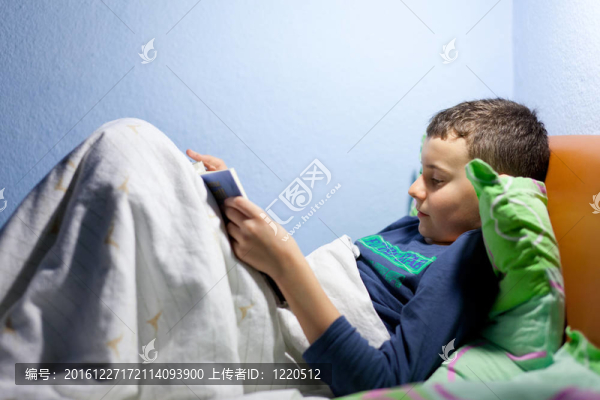 孩子在睡前讀一本書