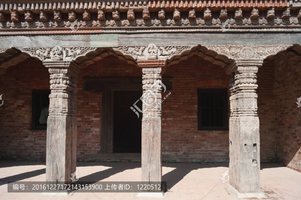 獨木舟寺建于第十二世紀(jì)（又稱加沙是加德滿都的杜巴廣場；木屋木城寺；英文名稱卡斯特曼達(dá)）共三；這個木制