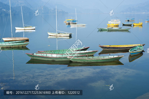 博卡拉彩色木船