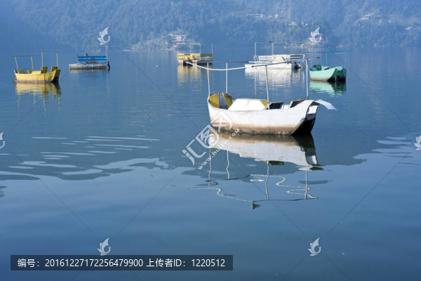 博卡拉彩色木船