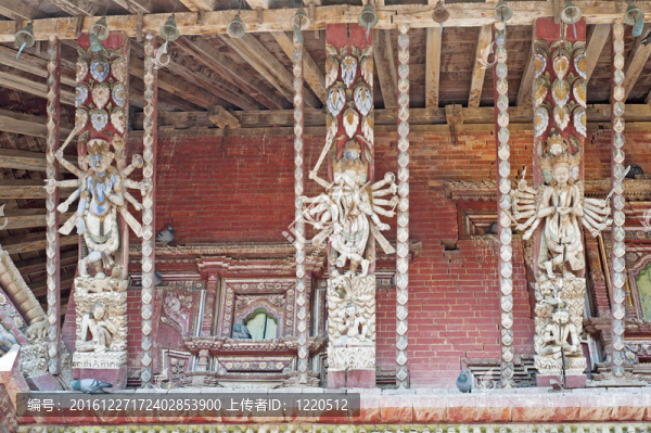 獨(dú)木舟寺建于第十二世紀(jì)（又稱加沙是加德滿都的杜巴廣場(chǎng)；木屋木城寺；英文名稱卡斯特曼達(dá)）共三；這個(gè)木制