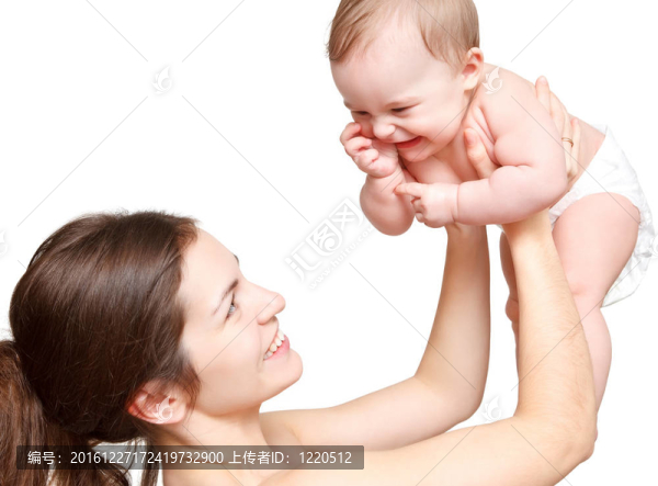 母親抱著她的孩子