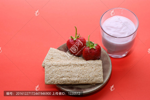 面包和玉米；小麥；草莓；冰沙