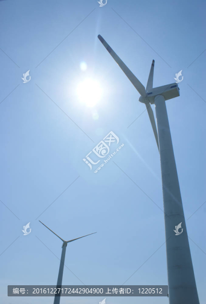 藍(lán)天上的風(fēng)力渦輪機(jī)農(nóng)場(chǎng)