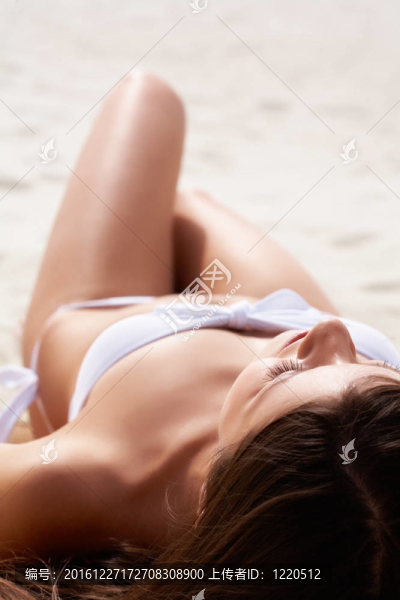 日光浴的女性