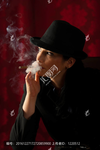 抽煙的女人在看