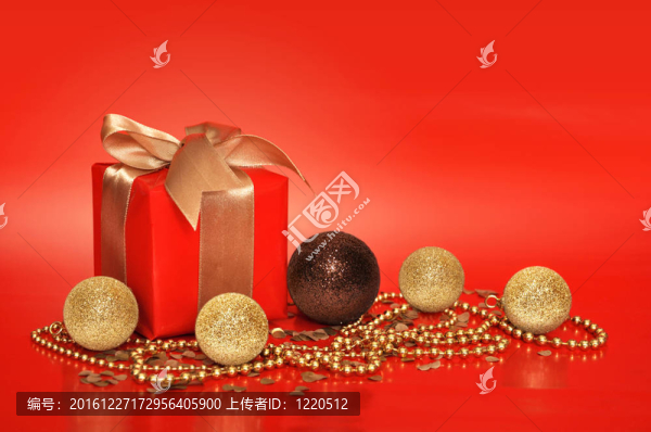 帶金色絲帶的紅色禮品盒