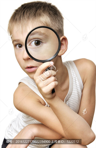 透過(guò)放大鏡看的男孩