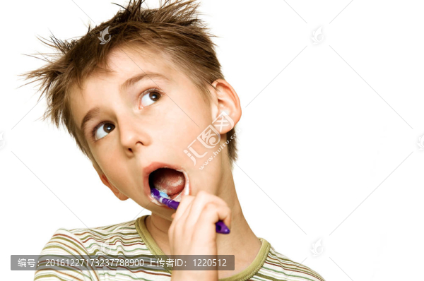 孩子刷牙
