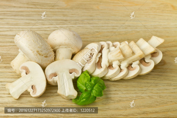 木板上鮮扣蘑菇