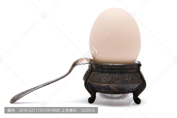 在白色上孤立的雞蛋