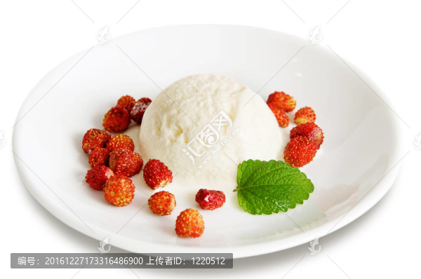 香草冰淇淋和草莓