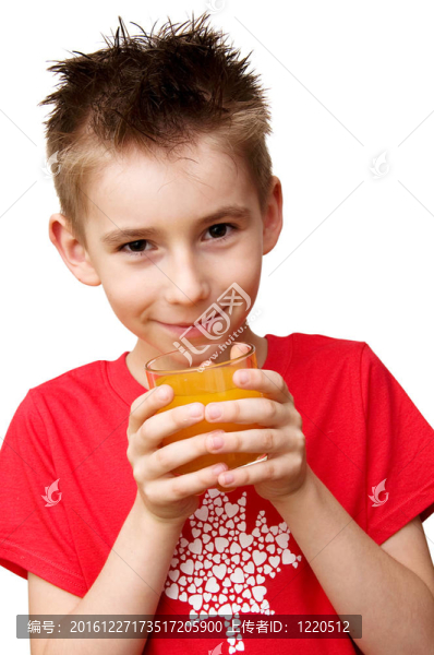 男孩準備喝酒