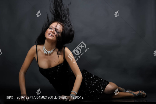 年輕的黑發(fā)女士