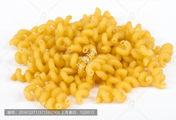 意大利面（通心粉）孤立在白色背景